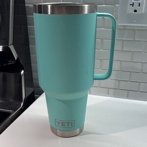 YETI Turquoise 42oz /1.24L Tumbler no lid some wear and tear from usage